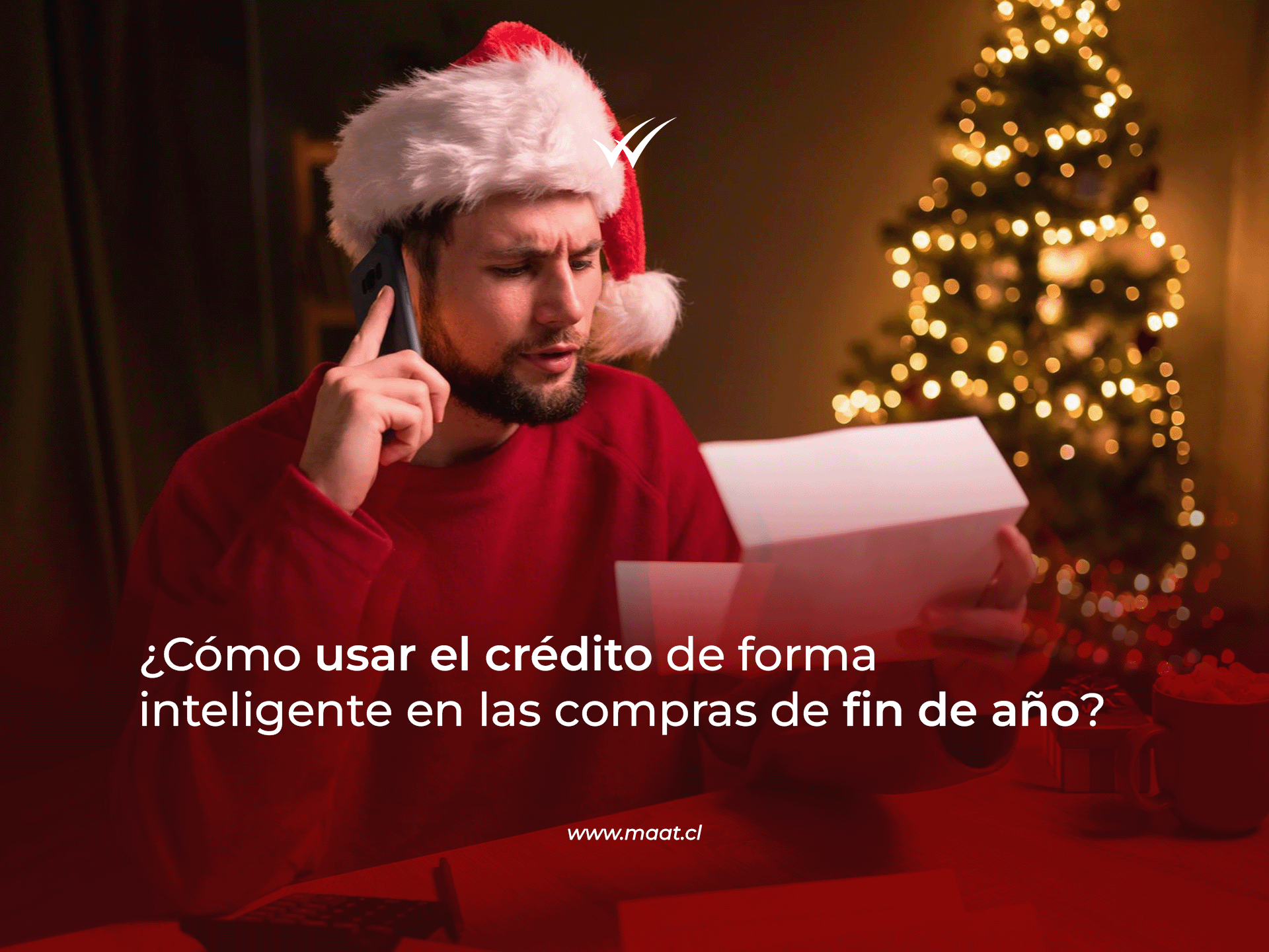 Persona revisando su situación de crédito y aplicando buenas prácticas financieras para evitar morosidades durante el fin de año.