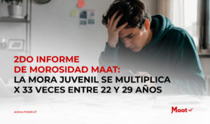 Joven revisando documentos financieros sobre morososidad, deudas e informes comerciales. Segundo Informe de Morosidad de Maat Chile.