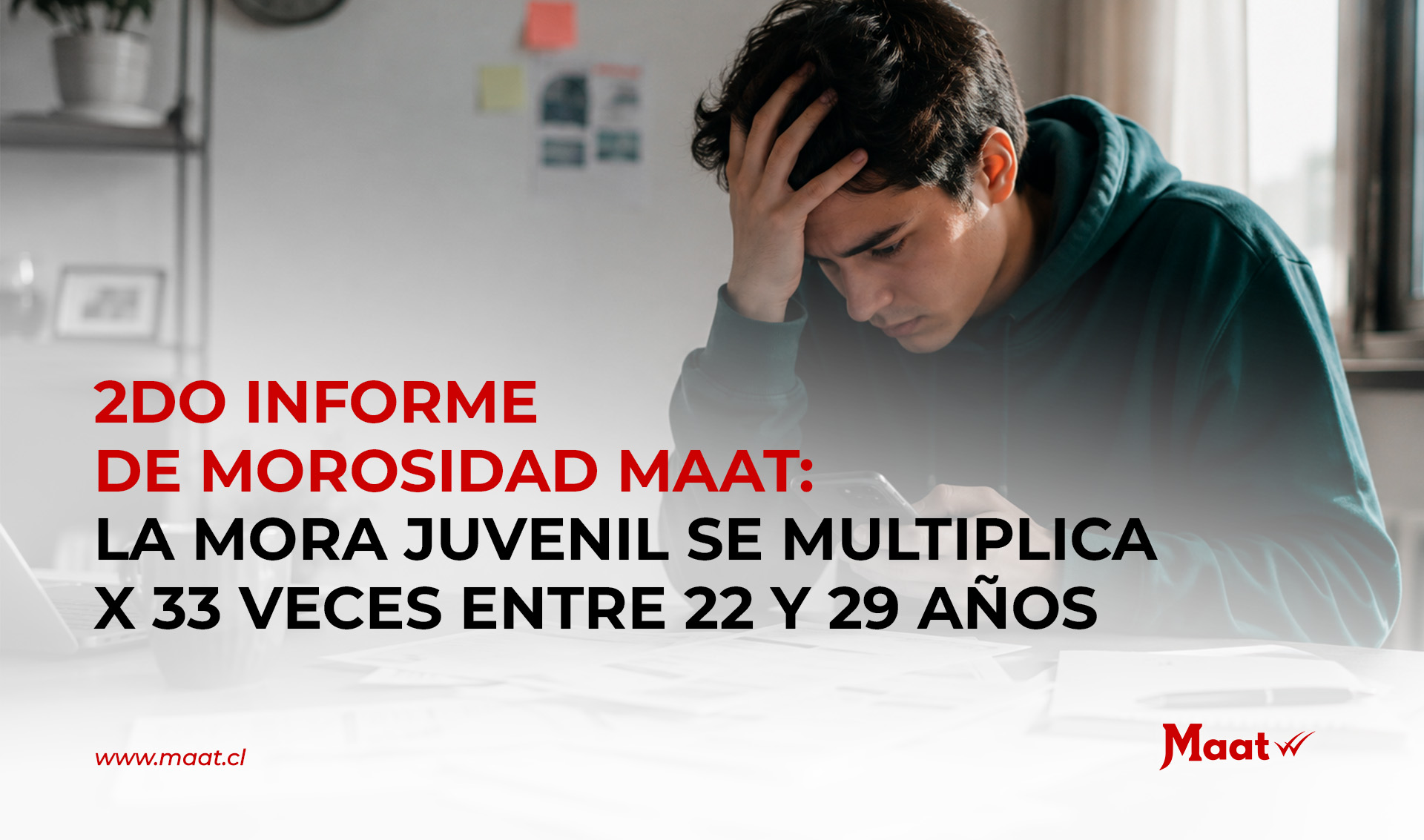 Joven revisando documentos financieros sobre morososidad, deudas e informes comerciales. Segundo Informe de Morosidad de Maat Chile.