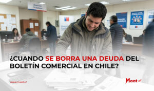 Cuándo se borra una deuda del Boletín Comercial: persona borrando su boletín de deudas y morosidades en Chile.