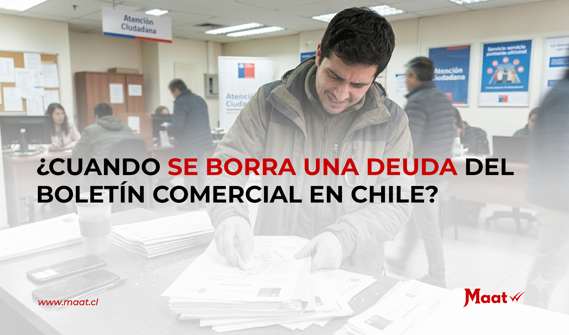 Cuándo se borra una deuda del Boletín Comercial: persona borrando su boletín de deudas y morosidades en Chile. 