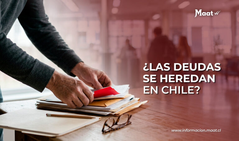 Carpeta de documentos legales y llaves de una casa sobre escritorio notarial.