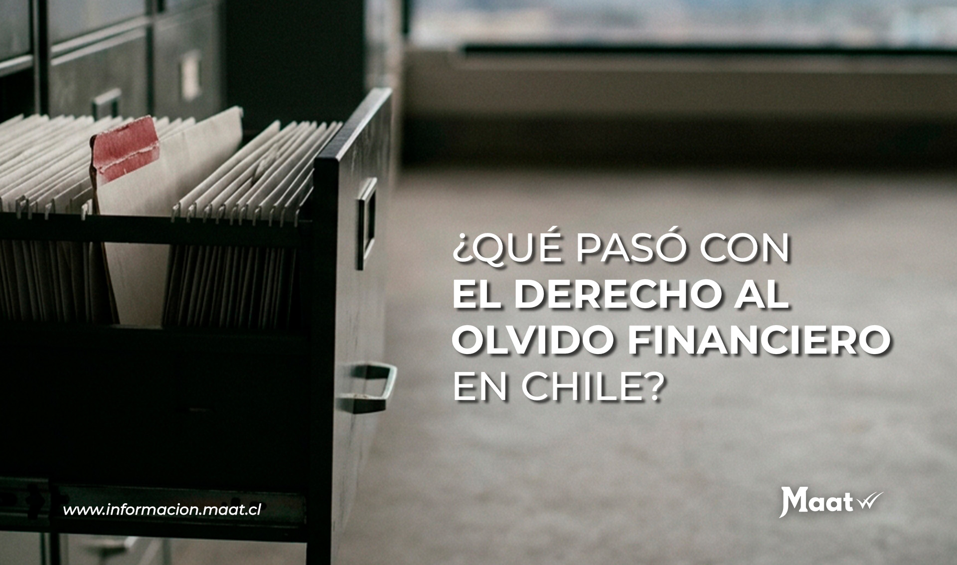 Cajón de archivador entreabierto con carpetas alineadas y una sobresaliendo, sobre el derecho al olvido financiero en Chile